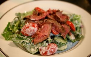 steak sald with blue cheese & horseradish dressing