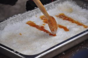 how to make maple taffy on snow